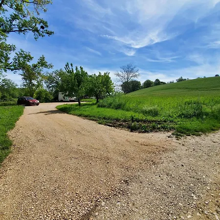 לינה וארוחת בוקר Au Moulin Du Miech 3*