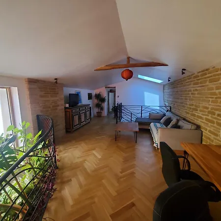 לינה וארוחת בוקר Au Moulin Du Miech 3*